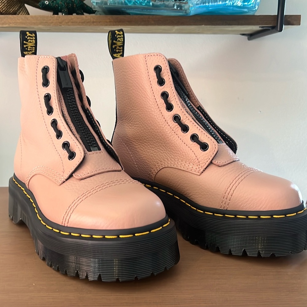 Dr. Martens Sinclair Peach Beige